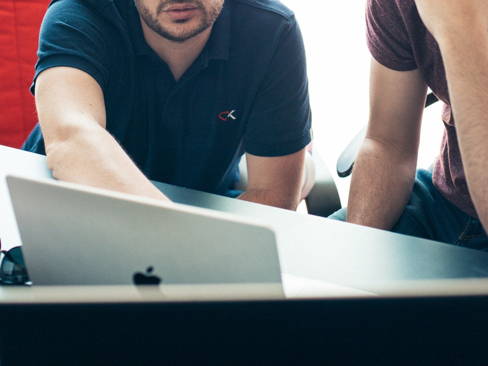 Guillaume, CTO de Kuartz, aidant Pierre sur un projet
